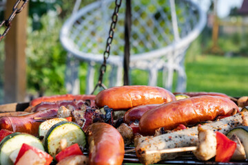 barbecue with delicious grilled sausages and vegetables on grill outdoors
grill z pysznymi grillowanymi kiełbaskami i warzywami na grillu na świeżym powietrzu
