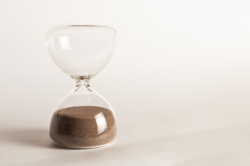 Reloj de arena sobre fondo blanco