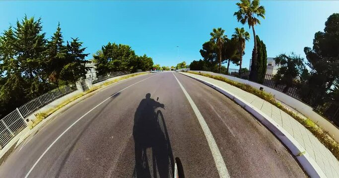 Ombra di un ciclista su strada urbana