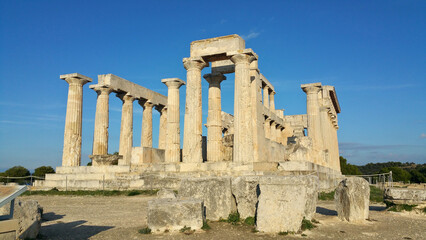 Obraz premium Greek ruins at the Temple of Aphaia on the island of Egina (Saronic Islands Aegean Sea) ancient roman columns, blue sky golden hour soft light (goddess monument) historic remains, Greece Mediterranean