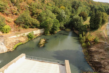 Le fleuve Vendée en bas du barrage de Mervent