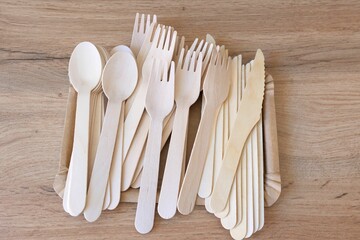 Picnic wooden cutlery and paper plates. Natural materials. Plastic free.