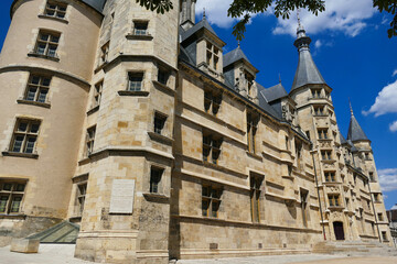 Fototapeta na wymiar la façade de l’ancien palais des ducs de Nevers