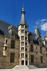 Fototapeta premium L’escalier d’honneur au centre de la façade de l’ancien palais des ducs de Nevers