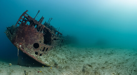 amazing rusty old ship in the depths of the sea with good lighting and sharpness HD