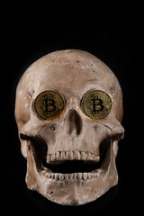 Obraz premium A gold coin with the Bitcoin cryptocurrency symbol in the eye sockets of a human skull 