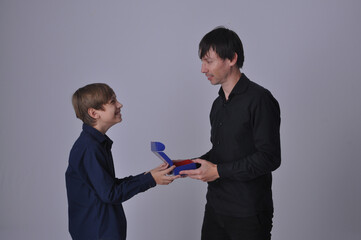 pai e filho felizes juntos, um presente especial para um feliz dia dos pais 