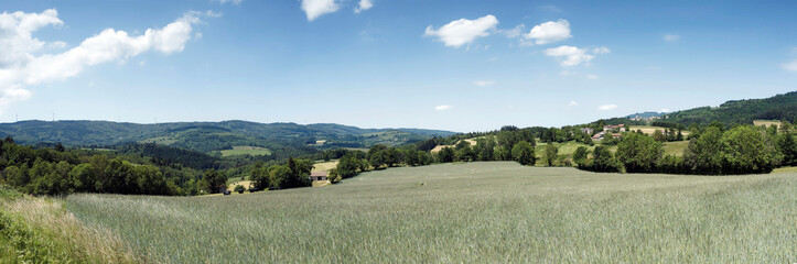 Vue panoramique de paysages de la montagne Bourbonnaise autour de la Chabane au pied des Bois noirs...