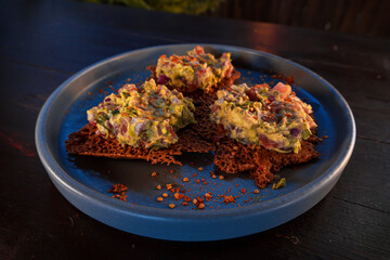 Tostadas de queso con guacamole y mariscos
