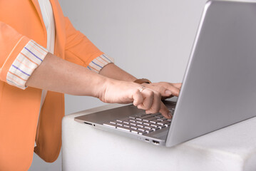 Fototapeta na wymiar person typing on a laptop