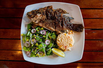 Mojarra al mojo de ajo en restaurante rústico