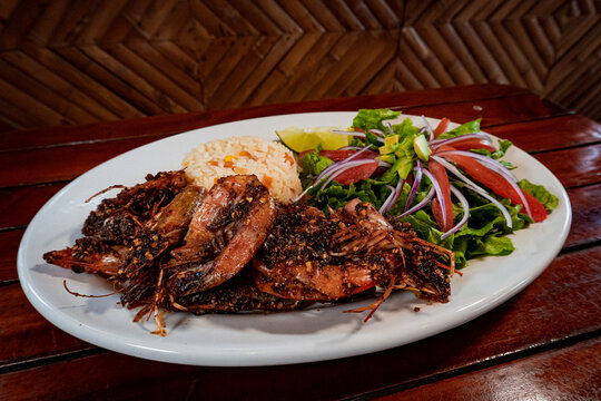 Platillo de camarones con ensalada