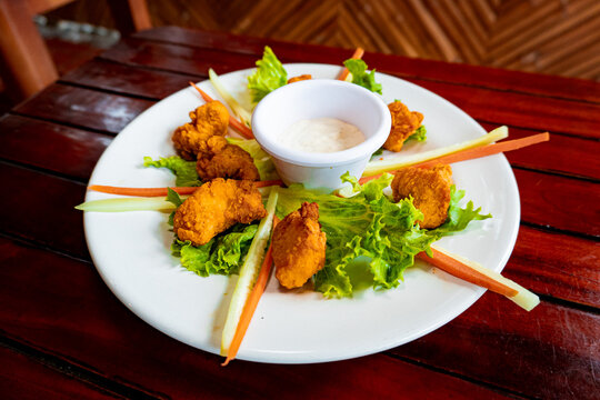 Piezas de pollo frito con aderezo