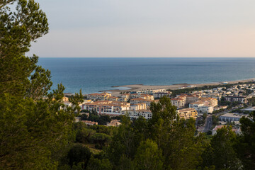 Fototapeta na wymiar Quartier des Quilles à Sète, au bord de la mer, au coucher du soleil depuis la Forêt des Pierres Blanches