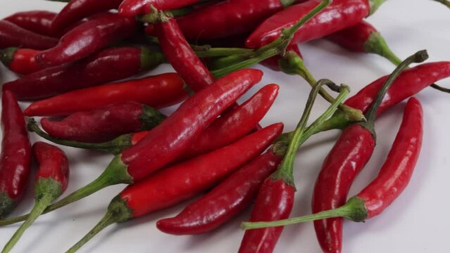 tas de piments rouges en gros plan sur un fond blanc