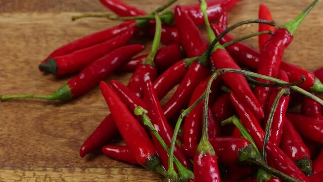 tas de piments rouges en gros plan sur une table