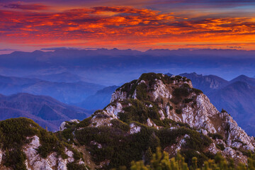 Fototapeta na wymiar sunrise in the Buila Vanturarita Mountains, Romania