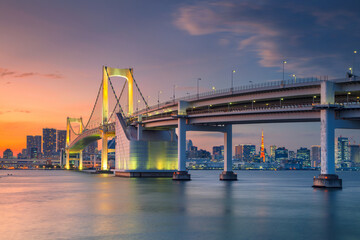 Fototapeta na wymiar Cityscape image of Tokyo, Japan with Rainbow Bridge during sunset.