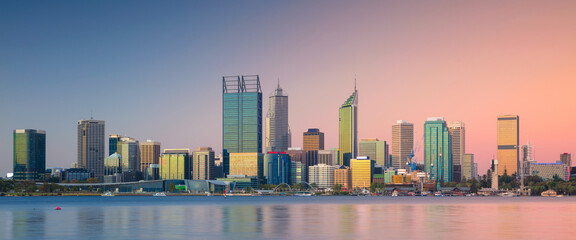 Obraz premium Panoramic cityscape image of Perth skyline, Australia during sunset.