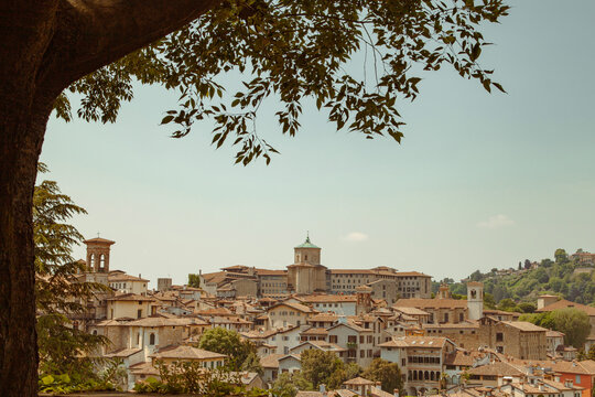Vue sur la cit&eacute; m&eacute;di&eacute;vale, la Cit&agrave; Alta,  de Bergame, ville italienne pr&egrave;s de Milane en pleine lumi&egrave;re du jour 