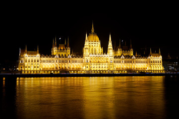 Obraz premium Night view on the Hungarian Parliament Building in Budapest