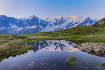 Obraz premium Mont Blanc massif reflected in lake. France