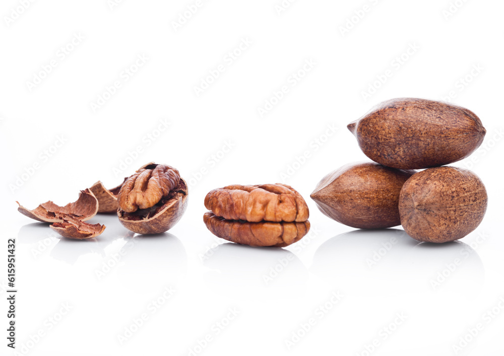 Poster raw pecans with shell on white background with reflection