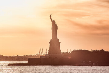 statue of liberty at sunset © Napoleon Digital
