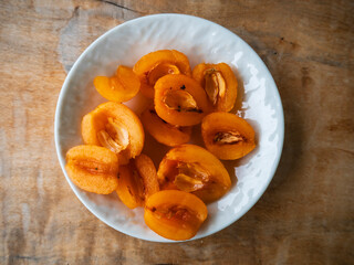 新鮮なビワの実が美味しそう