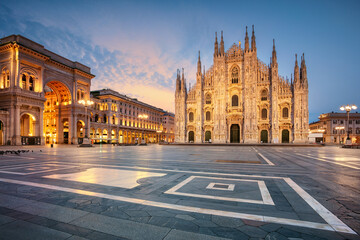 Obraz premium Cityscape image of Milan, Italy with Milan Cathedral during sunrise.