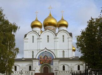 Fototapeta na wymiar Assumption Cathedral (or Uspensky Sobor) in Yaroslavl was rebuilt several times during its history