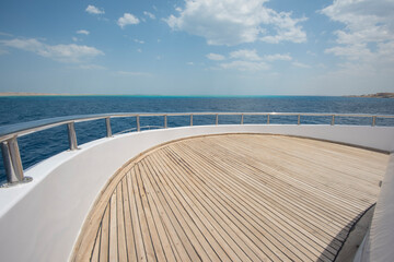 Obraz na płótnie Canvas View over the bow of a large luxury motor yacht on tropical open ocean