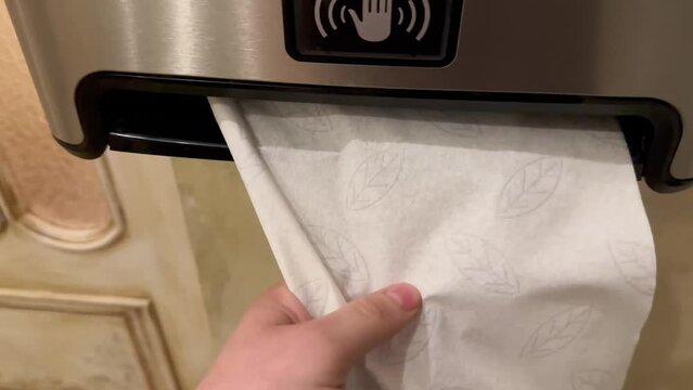 Automatic dispenser for paper towels