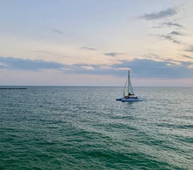 Cercles muraux Clearwater Beach, Floride sailboat on the sea at sunset