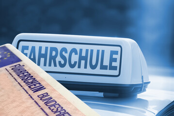 Ein Fahrschulauto und deutscher Führerschein