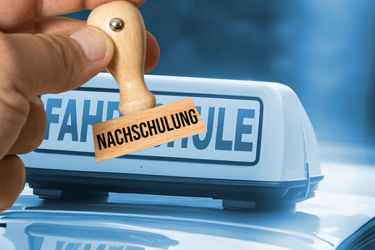 Ein Fahrschulauto und Stempel Nachschulung