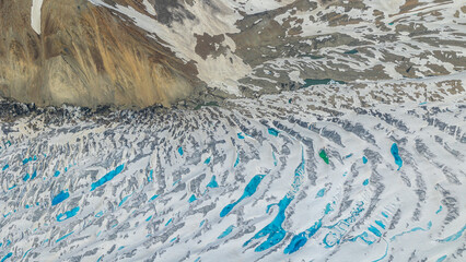 カスカウルシュ氷河　氷上池　絶景　カナダ