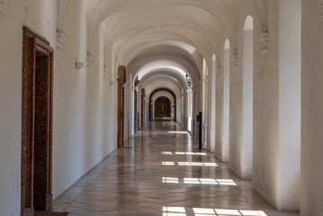 Obraz premium light flooded long corridor with many windows, perspective view