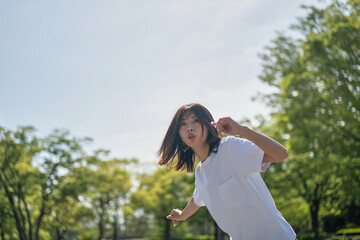 青空の下で踊る女性