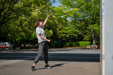 公園でダンスの練習をするダンサー