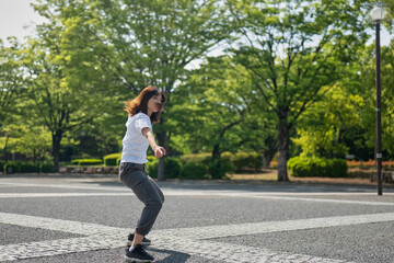 Fototapeta premium 公園でダンスの練習をするダンサー