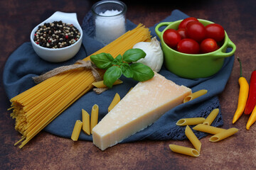 Spaghetti mit Parmesankäse und Pasta Zutaten.