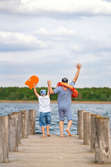 Vater und Sohn im Sommer am See