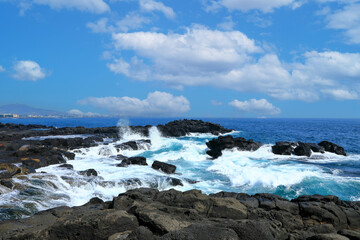 한국의 유명한 관광지인 제주도의 서쪽 해안의 아름다운 풍경이다.