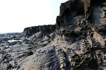 한국의 유명한 관광지인 제주도의 서쪽 해안의 아름다운 풍경이다.