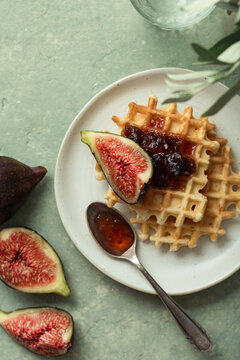 petit d&eacute;jeuner gaufre croustillante &agrave; la confiture et figue