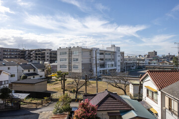 家の窓から見える町の風景
