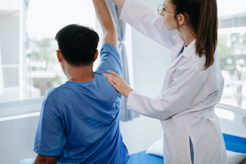 Obraz premium Caucasian Doctor consulting with patient Back problems Physical therapy concept