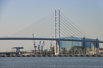 Hansestadt Stralsund; Neue Rügenbrücke und alter Rügendamm vor Hafen und Werft
