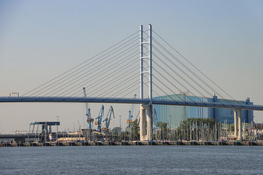 Hansestadt Stralsund; Neue R&uuml;genbr&uuml;cke und alter R&uuml;gendamm vor Hafen und Werft